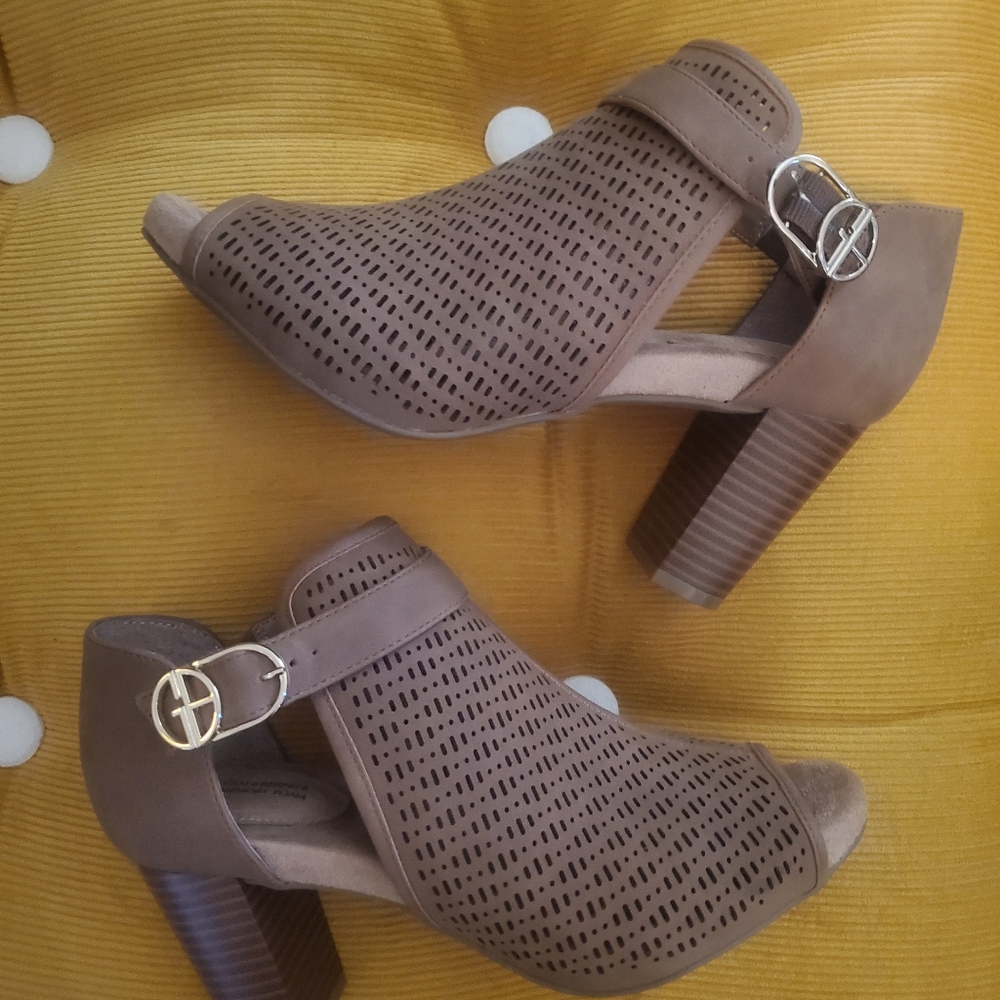 GIANI BERNINI JACCEE MEMORY-FOAM PERFORATED SHOOTIES, SIZE 7